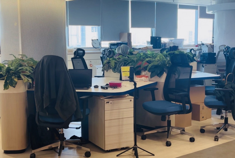 Jumat Perdana WFH, Sebagian ASN DKI Bekerja di Antara Meja Kosong