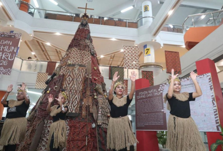 UK Petra Wujudkan Dukungan untuk Papua dalam Rupa Pohon Natal 