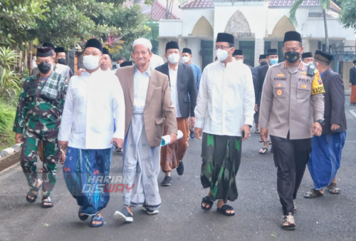 (Kanan-kiri) Kapolresta Kombes Kusumo Wahyu Bintoro, Bupati Sidoarjo Achmad Muhdlor Ali,  KH Agoes Ali Masyhuri bersama Forkopimda Kabupaten Sidoarjo berjalan bersama dari Pendopo Kabupaten  menuju Masjid Agung Sidoarjo untuk menjalankan Shalat Ied  (2/5). Khotbah Idul Fitri yang disampikan KH Agoes Ali Masyhuri yang mengatakan, bahagiakan sekitarmu, maka kamu akan mendapatkan kebahagiaan yang sesungguhnya. Foto: Boy Slamet