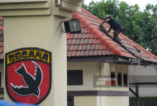 Ledakan di Markas BRIMOB Surabaya telah menyebabkan kerusakan bangunan namun, berkat respons cepat petugas keamanan, tidak ada korban jiwa dilaporkan. Penyelidikan tentang penyebab ledakan masih berlangsung, sementara langkah-langkah keamanan tambahan diambil untuk memastikan keselamatan masyarakat. (Julian Romadhon/Harian Disway)