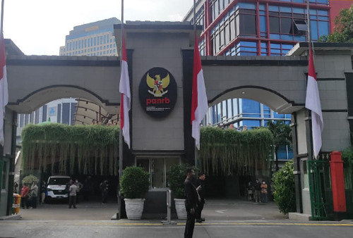 Bendera Setengah Tiang di Gerbang Utama KemenPAN-RB Penghormatan Terakhir pada Tjahjo Kumolo