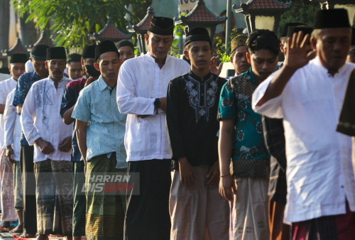 Umat Islam melaksanakan shalat Idul Fitri 1443 Hijriah di ruas Jalan Indrapura Surabaya, Jawa Timur, Senin (2/5). Wali Kota Surabaya Eri Cahyadi telah mengeluarkan surat edaran (SE) tentang Panduan Penyelenggaraan Shalat Idul Fitri 1443 Hijriah di Kota Pahlawan. Eri menyatakan, Shalat Idul Fitri boleh dilaksanakan di masjid atau lapangan terbuka dengan penerapan protokol kesehatan secara ketat. Foto: Julian Romadhon