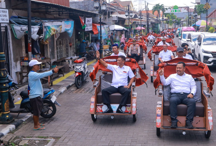 Gus Yani Serahkan 200 Unit Becak Listrik Bantuan Presiden kepada Pengemudi Lansia
