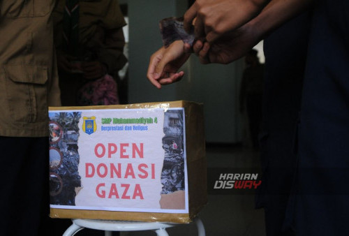 Siswa dan Guru membuka donasi di Musolah SMP Muhammadiyah 4 Surabaya, Jawa Timur, Kamis 12 Oktober 2023. Kegiatan tersebut digelar sebagai sebagai wujud kepedulian kepada korban di Palestina. (Julian Romadhon/Harian Disway)