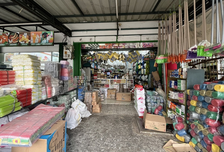 Pedagang Kaki Lima Resah! Harga Plastik Terus Naik Imbas Konflik Israel-AS dan Iran