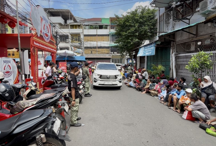Satpol PP Kewalahan Hadapi Gelombang Pengemis yang Berebut Angpau di Vihara Dharma Bhakti