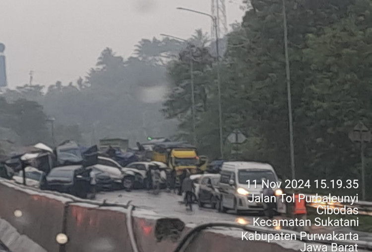 Kecelakaan Beruntun di KM 92 Tol Cipularang, Puluhan Mobil Ringsek