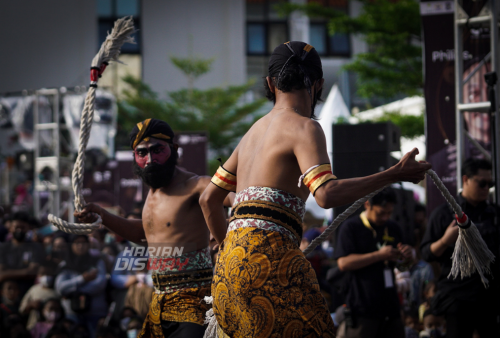 Tidah hanya penari Bujang Ganong, penari Warok pun turut menghibur warga yang berkunjung di halaman Balai Pemuda Surabaya, Jawa Timur, Minggu, 22 Mei 2022. Tarian dan atraksi Bujang Ganong dalam Surabaya Business Forum (SBF) 2022 yang digelar selama dua hari tersebut untuk menyambut ulang tahun ke-729 Kota Surabaya. Foto: Julian Romadhon