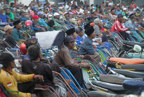 Setelah berbuka puasa bersama, para tukang becak tersebut juga diberikan paket sembako Idul Fitri sebagai wujud rasa syukur di bulan Ramadhan ini. Acara ini menjadi momentum penting dalam mempererat hubungan antara polisi dan masyarakat Surabaya, serta sebagai bentuk apresiasi kepada para tukang becak yang menjadi bagian integral dari kehidupan sehari-hari kota tersebut. (Moch Sahirol/Harian Disway)