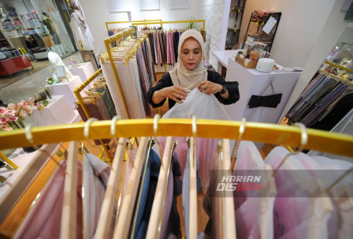 Deddy juga menjelaskan bahwa proses pembuatan hijab-hijab ini melibatkan pemilihan kain berkualitas premium seperti voal tryspan atau ultrafine, untuk memastikan kenyamanan dan daya serap yang baik. Dengan sentuhan seni yang apik, hijab-hijab ini memiliki harga mulai dari Rp 80 ribu hingga Rp 325 ribu.