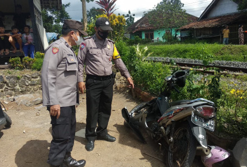 Detik-Detik Karyawan Swasta Nyaris Tersambar Kereta Api di Indihiang, Motornya Hancur