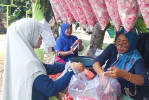Berkah Lebaran, Penjual Bunga Tabur di TPU Semper Raup Untung Hingga 10 Kali Lipat