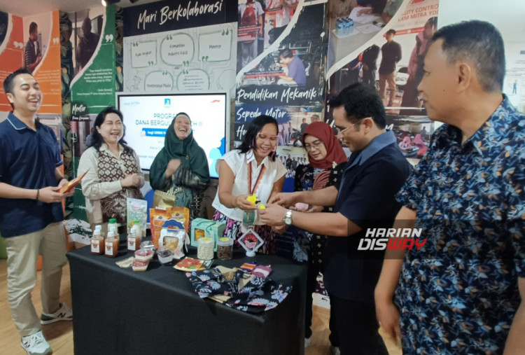 Penyaluran dana bergulir tersebut ditandai dengan seremoni pada 6 Maret 2026 di Galeri Yayasan Astra, Sunter, Jakarta Utara. Acara ini dihadiri dari kiri kanan: CSCE Head Astra Credit Companies Riadi Prasodjo, Sekretaris Pengurus Yayasan Astra Yayasan Dharma Bhakti Astra Ema Poedjiwati, Pemilik UMKM Pawone yang merupakan UMKM binaan Yayasan Astra Yayasan Dharma Bhakti Astra Widiyatmini, Pemilik UMKM Grumpynurc yang merupakan UMKM binaan Yayasan Astra Yayasan Dharma Bhakti Astra Nur Khomariah, Pemilik UMKM Dapur Gumiwang yang merupakan UMKM binaan Yayasan Astra Yayasan Dharma Bhakti Astra Leni Anggraeni, Chief Human Capital Officer Astra Credit Companies Frederikus Radix Wikanto, Bendahara Pengurus Yayasan Astra Yayasan Dharma Bhakti Astra Agung K. Sampurno