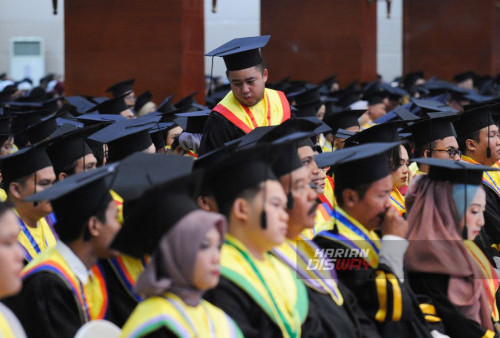 Wisudawan Universitas Wijaya Kusuma Surabaya (UWKS) mengikuti Wisuda Program Sarjana 2022/2023 yang digelar secara luring di Gedung Bangsal Pancasila, UWK, Surabaya, Jawa Timur, Sabtu, 21 Oktober 2023. Wisuda Program Sarjana 2022/2023 UWKS kembali menggelar pelaksanaan wisuda tatap muka yang dilaksanakan di Gedung Bangsal Pancasila terbuka dan diikuti oleh 476 wisudawan dan wisudawati. (Julian Romadhon/Harian Disway)