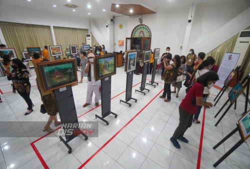 Pengunjung menghadiri pembukaan pameran lukisan yang bertajuk Ijol Charity, Painting Exhibition yang digelar di Gedung Pertemuan Gereja Kristen Indonesia (GKI) Darmo Satelit (Dasa), Surabaya, Jawa Timur, Jumat (20/1/2024) malam. Pameran yang bertajuk Ijol Charity, Painting Exhibition tersebut diikuti sebanyak dua puluh tujuh lukisan karya Pendeta, Hosea Abdi Widhyadi. Kegiatan tersebut berlangsung selama satu bulan, dimulai dari tanggal 21 Januari 2023 dengan dua tempat lokasi yang berbeda, lokasi pertama di GKI Dasa Surabaya dan lokasi kedua di GKI Manyar Surabaya. Hasil dari kegiatan ini akan disumbangan langsung ke Gereja-gereja yang membutuhkan melalui Gereja Kristen Indonesia Sinode Wilayah Jatim.
