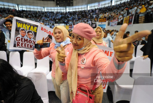 Ribuan relawan menghadiri deklarasi relawan Prabowo-Gibran yang tergabung dalam Pilar 08 yang digelar di DBL Arena Surabaya, Jawa Timur, Minggu, 3 Desember 2023.

Dalam Deklarasi Relawan Prabowo-Gibran tersebut, Dewan Pembina Pilar 08, Bahlil Lahadalia itu memberikan orasinya dan mengucapkan mengapa harus memilih Prabowo-Gibran dalam pemilu 2024. Dia mengatakan, karena kedua tokoh ini merupakan kolaborasi yang lengkap dan dia pun menyebut bahwa pembangunan ekonomi harus merata di Indonesia. (Julian Romadhon/Harian Disway)
