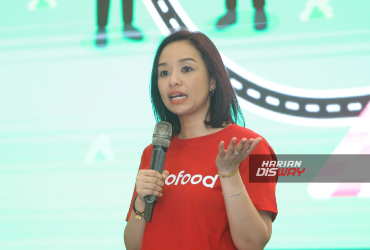 Tak hanya teknologi, GoFood memperkuat pendampingan komunitas lewat Komunitas Partner GoFood (KOMPAG) yang kini memperluas Pojok Belajar GoFood dari 8 menjadi 24 kota di seluruh Indonesia. Didit Helditia, mentor KOMPAG sekaligus pemilik Nasi Kuning Roemah Naskoen, menuturkan bahwa proses bergabung ke GoFood saat ini jauh lebih mudah dibanding era 2017. Ia menjadi bukti bagaimana ekosistem GoFood membantu UMKM bertumbuh bahkan di masa sulit, menjadikannya contoh nyata manfaat digitalisasi bagi pelaku kuliner.