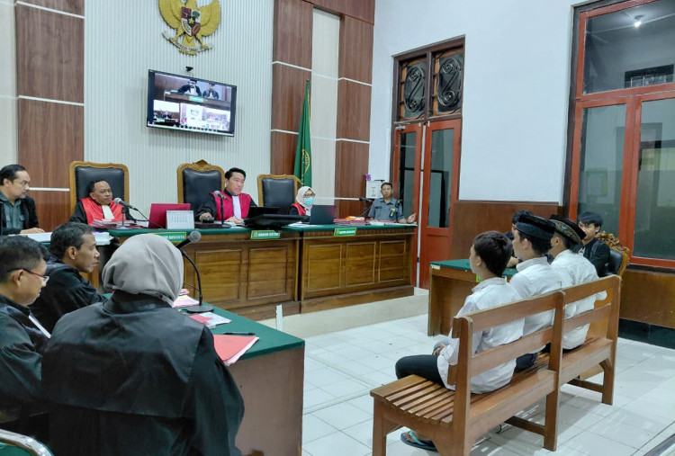 Sidang Putusan Kasus Bensin di Demo Polda Jatim Ditunda, Dua Terdakwa Dituntut 6 Bulan Bui