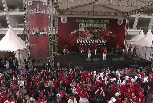 Massa Arak-Arakan Timnas Indonesia Memadati Area Panggung di Stadion Utama GBK  