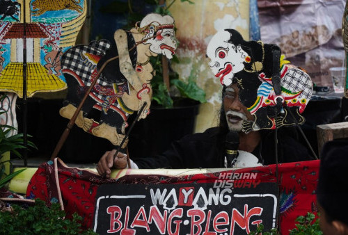 Dalang wayang Ki Ompong Soedarsono asal Temanggung mementaskan wayang Blang-bleng di tengah perkampungan padat penduduk, Dolly, Surabaya, Jawa Timur, Minggu, 7 Januari 2024.

Pentas wayang Blang-bleng di perkampungan yang digagas oleh Kampoeng Dolanan Surabaya ini mengusung lakon Mantra Betari dengan tema Ngancani Ndoro Bocah yang bertujuan untuk edukasi tentang wayang dengan pendekatan kontenporer. (Julian Romadhon/Harian Disway)
