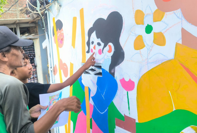 Ajak Anak-Anak Melukis Dinding, DKV ITS dan Kampoeng Dolanan Tumbuhkan Rasa Bangga pada Kampung