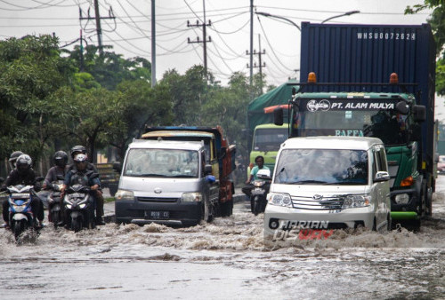 Sejumlah pengendara menerjang banjir di Jalan Tambak Osowilangun Surabaya, Jawa Timur, Kamis, 29 Februari 2024.


Hujan deras selama sekitar tiga jam yang mengguyur kota Surabaya menyebabkan sejumlah kawasan di kota Surabaya tergenang air. (Moch Sahirol/Harian Disway)
