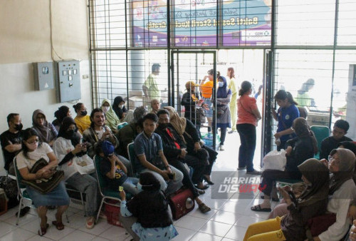 Pecinta kucing mengantri di Divisi Klinik Veteriner FKH UNAIR, Surabaya, Jawa Timur, Sabtu, 16 September 2023. Jatim Vet Club bersama Divisi Klinik Veteriner Fakultas Kedokteran Hewan Universitas Airlangga dan PDHI Jatim I melakukan sterilisasi kucing untuk mengendalikan populasi kucing liar di jalanan. (Nadia Aliya/Harian Disway)

