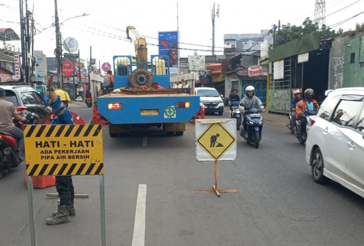 Klarifikasi PAM JAYA Terkait Pipa Air di Pondokgede Bocor hingga Jalan Tergenang