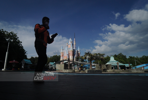 Petugas Badan Penanggulangan Bencana Daerah (BPBD) Kota Surabaya melintasi Seluncuran air di Waterpark Kenjeran, Surabaya, Jawa Timur, Sabtu (7/5). Sebanyak 16 pengunjung jadi korban ambrolnya seluncur air kolam renang Kenpark (Kenjeran Park) kritis dan sebagian tak sadarkan diri akibat jatuh dari ketinggian 10 meter. Saat ini korban dilarikan ke RS Dr. Soetomo Surabaya dan RS Dr. Mohamad Soewandhie Surabaya. Foto Julian Romdhon 
