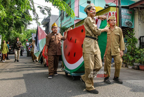 Para siswa Sekolah Kreatif Sekolah Dasar (SD) Muhammadiyah 16 menggalang dana dengan pakaian pejuang berkeliling kampung dikawasan Beratang, Surabaya, Jawa Timur, Jumat, 10 November 2023.

Penggalangan dana dengan membawa replika semangka besar berukuran 1,5 meter dan tinggi 1,2 meter itu untuk memperingati Hari Pahlawan dan rangkaian open donasi untuk Palestina itu bertakjuk Hero's Creative 
Preneur and Spirit of Palestine. (Moch Sahirol/Harian Disway)
