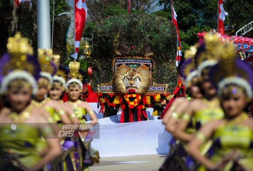 Reog Ponorogo menunjukan aksinya didepan para pejabat Jawa Timur di Halaman Gedung Negara Grahadi Surabaya, Jawa Timur, Sabtu (1/7/2023). Dramatari yang diperankan oleh anggota TNI, Polri serta masyarakat umum tersebut mengusung lakon Mandala Bumantara yang disutradarai oleh seniman Heri Lentho. Pertunjukan itu dalam rangka memperingati HUT Bhayangkara ke-77 di Surabaya.