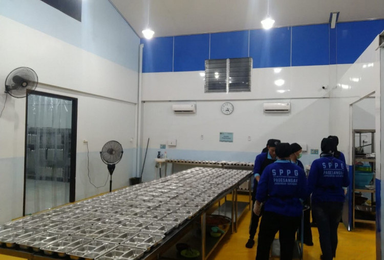 Keseruan Relawan Dapur MBG di Tengah Ritme Dapur yang Cepat