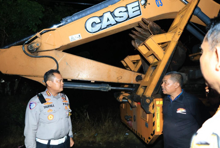 Polda Riau Kembali Kerahkan Tiga Alat Berat untuk Bantu Pemulihan Banjir Palembayan Agam