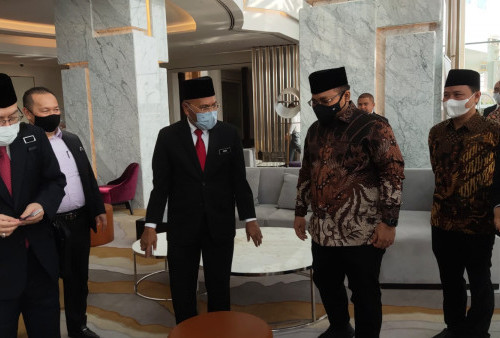 Gus Yaqut Bertemu Menteri Malaysia di Arab, Bicara Biaya Hingga Kuota Haji Umrah