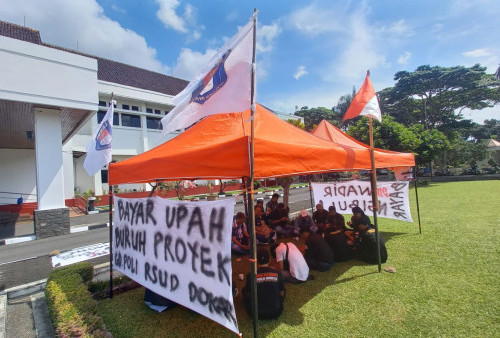 Merasa Dibohongi, Buruh Poliklinik RSUD Nginap di Tenda Halaman Bale Kota Tasikmalaya