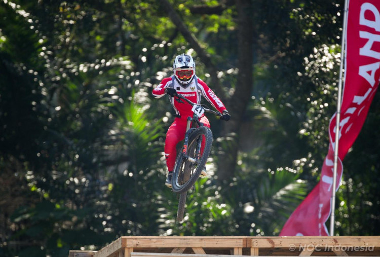 Rendy Varera dan Riska Amelia Raih Perak MTB Downhill, Buka Medali Indonesia di SEA Games 2025