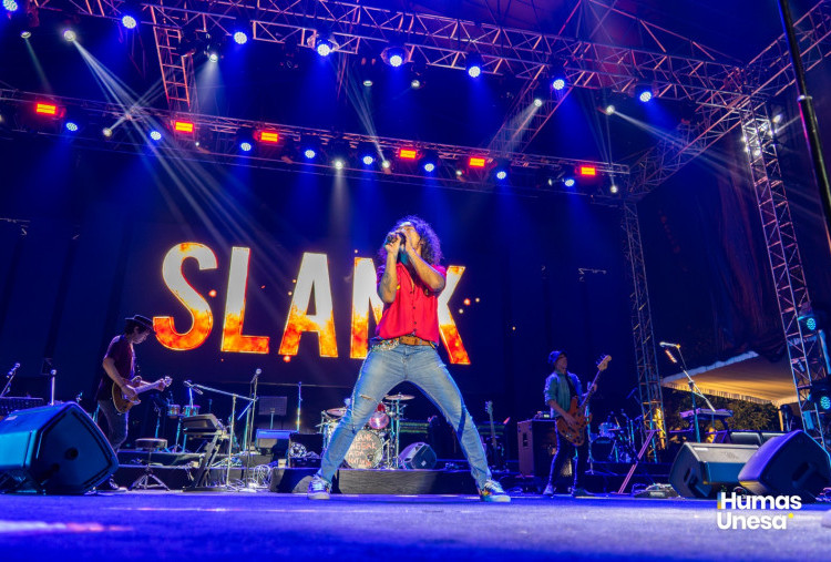Slank Bakar Panggung Gema Kampus Unesa, Ribuan Penonton Larut dalam Lagu I Miss U But I Hate U