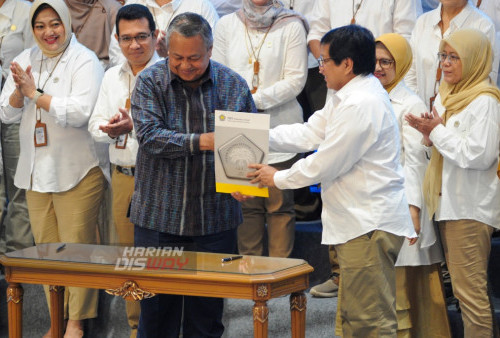 Gubernur Bank Indonesia Perry Warjiyo, selaku Ketua Umum Ikatan Sarjana Ekonomi Indonesia (ISEI), secara resmi melantik Pengurus ISEI Cabang Surabaya Koordinator Jawa Timur Masa Bakti Periode 2023-2026 di UNAIR Surabaya, jawa Timur, Jumat, 11 Agustus 2023. Dalam acara tersebut, Perry Warjiyo menyampaikan pesan penting kepada Pengurus baru untuk berkontribusi dalam memajukan perekonomian Jawa Timur melalui kerja sama dan sinergi dengan para pemangku kepentingan terkait. Dalam kegiatan tersebut ada tiga pesan penting yang disampaikan Perry, antara lain adalah bagaimana memajukan perekonomian Jawa Timur melalui hilirisasi sektor pertanian, perikanan, dan perkebunan. (Julian Romadhon/Harian Disway)
