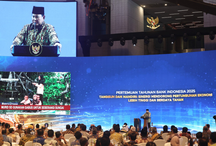 Prabowo Anugerahkan Penghargaan untuk Tiga Guru Berdedikasi pada Puncak HGN 2025