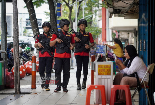 Bripda Rendi Trida Kusuma Mayora (kiri), Bripda Ahmad Ihsan (tengah) dan Bripda Kiki Mirza Rahmadani Putra Marshidi (kanan) personel Tim Anti Bandit Unit Resmob Satreskrim Polrestabes Surabaya saat melakukan patroli di toko penjualan perhiasan yang terletak di Jalan Blauran, Surabaya, Jawa Timur, Minggu (16/4/2023). Pengamanan yang dilakukan personel Tim Anti Bandit Unit Resmob Satreskrim Polrestabes Surabaya tersebut guna mengantisipasi terjadinya tindak kejahatan jelang Lebaran. (foto: Julian Romadhon)