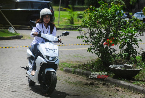 Pengunjung mencoba Motor listrik saat peluncuran EVITS (Electric Vehicle ITS) di Graha 10 November kompleks kampus ITS Surabaya, Jawa Timur, Senin, 22 Januari 2024. Produk Motor listrik EVITS tersebut menggunakan baterai lithium-ion yang mampu menempuh jarak 60 kilometer dengan kecepatan maksimum 50 hingga 60 kilometer/jam dan dipasarkan dengan harga Rp29.900.000. (Julian Romadhon/Harian Disway)