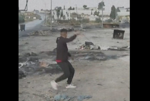 Pejuang Palestina Melawan, Militer Israel Dilempari Batu dan Bom Molotov di Ramallah
