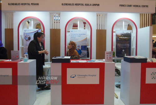 Pengunjung berdatangan di Malaysia Healthcare Expo (MHE) 2022 yang digelar di Tunjungan Plaza (TP) 3, Surabaya, Jawa Timur, Kamis 30 Juni 2022. Dalam pameran tersebut, MH Expo 2022 menghadirkan sebanyak 18 rumah sakit terkemuka di Malaysia.