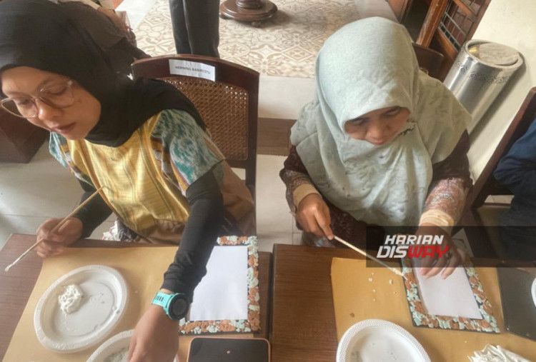 Workshop melukis dengan limbah telur tersebut diikuti oleh pewarta foto, pewarta tulis, serta kreator konten yang hadir dalam kegiatan Halal Bihalal Bersama Pewarta.
