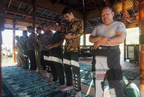 Sejumlah warga melakukan shalat di Masjid Apung yang terletak di pesisir kawasan Pantai Pancer Door, Desa Kembang Pacitan, Jawa Timur, Selasa, 12 September 2023. Masjid Apung dibangun sejak tahun 2019 yang diprakarsai Pimpinan Pondok Tremas KH Fuad Habib Dimyathi itu memiliki magnet tersendiri yang dijadikan sebagai wisata religi di muara Sungai Grindulu dan menarik wisatawan untuk mengunjungi Pantai Pancer Door. (Julian Romadhon/Harian Disway)
