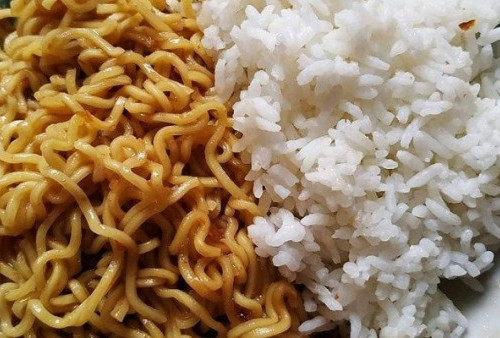 Bahaya! Dampak Makan Mie Instan Pakai Nasi