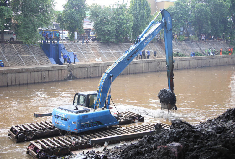 Geram Kelapa Gading Sering Banjir, Pramono Pimpin Langsung Pengerukan Kali Cakung Lama