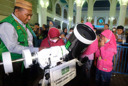 Gerhana Bulan Total Melintas di Langit Surabaya