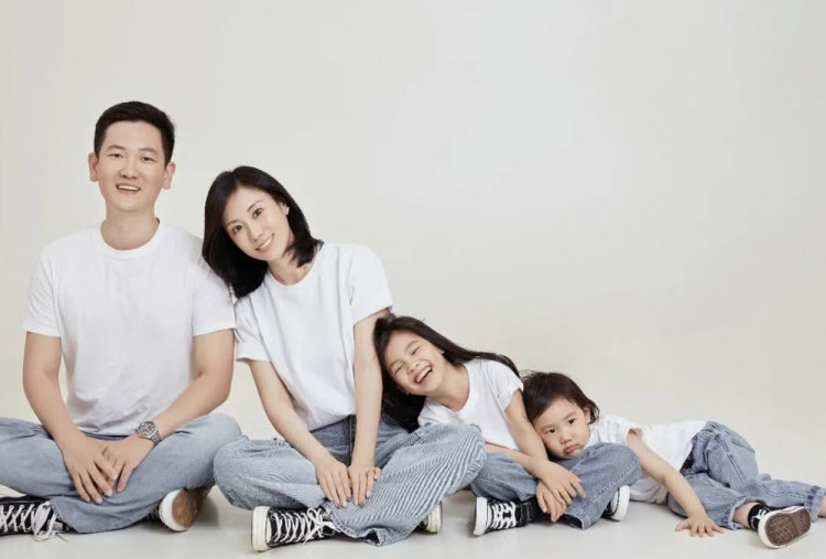 7 Ide Pose Foto Studio Tren 2025 bersama Keluarga
