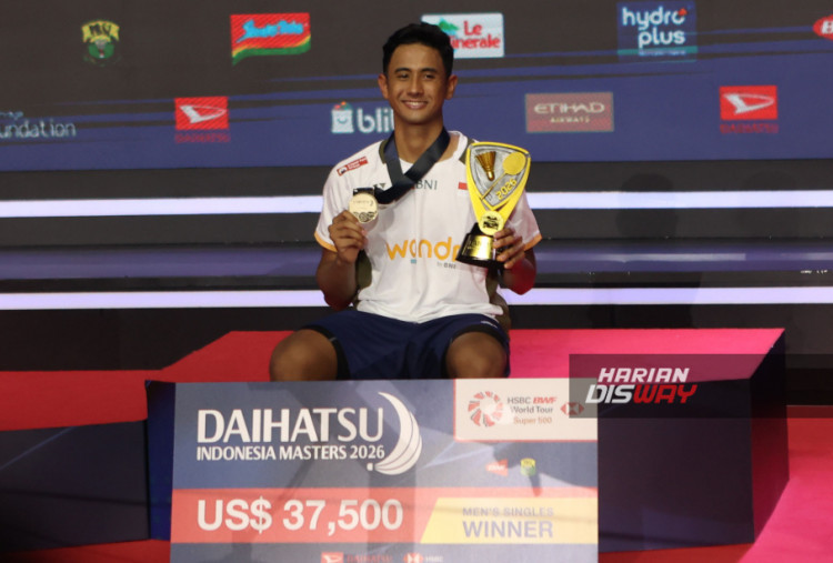 Pebulu tangkis tunggal putra Indonesia, Alwi Farhan, menghadapi wakil Thailand, Panitchaphon Teeraratsakul, pada babak final Daihatsu Indonesia Masters 2026 di Istora Senayan, Jakarta, Minggu (25/1/2026). Alwi keluar sebagai juara turnamen tersebut setelah menang dua gim langsung dengan skor 21-5 dan 21-6.HARITSAH ALMUDATSIR / HARIAN DISWAY 